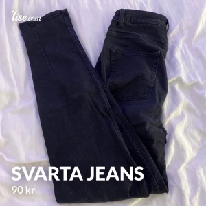 Svarta jeans  - Svarta högmidjade jeans från H&M! 