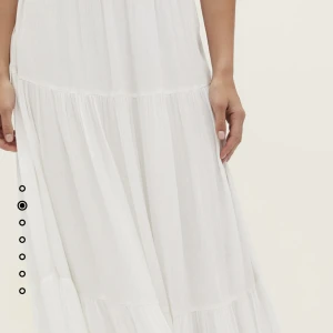 Vit kjol från stradivarius - Vit kjol från stradivarius. Säljer för 349kr+frakt.💕💕aldrig använt 