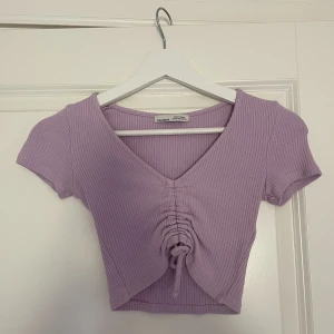 Lila topp - Säljer denna lila somriga topp från Pull&bear🌸 storlek xs💕
