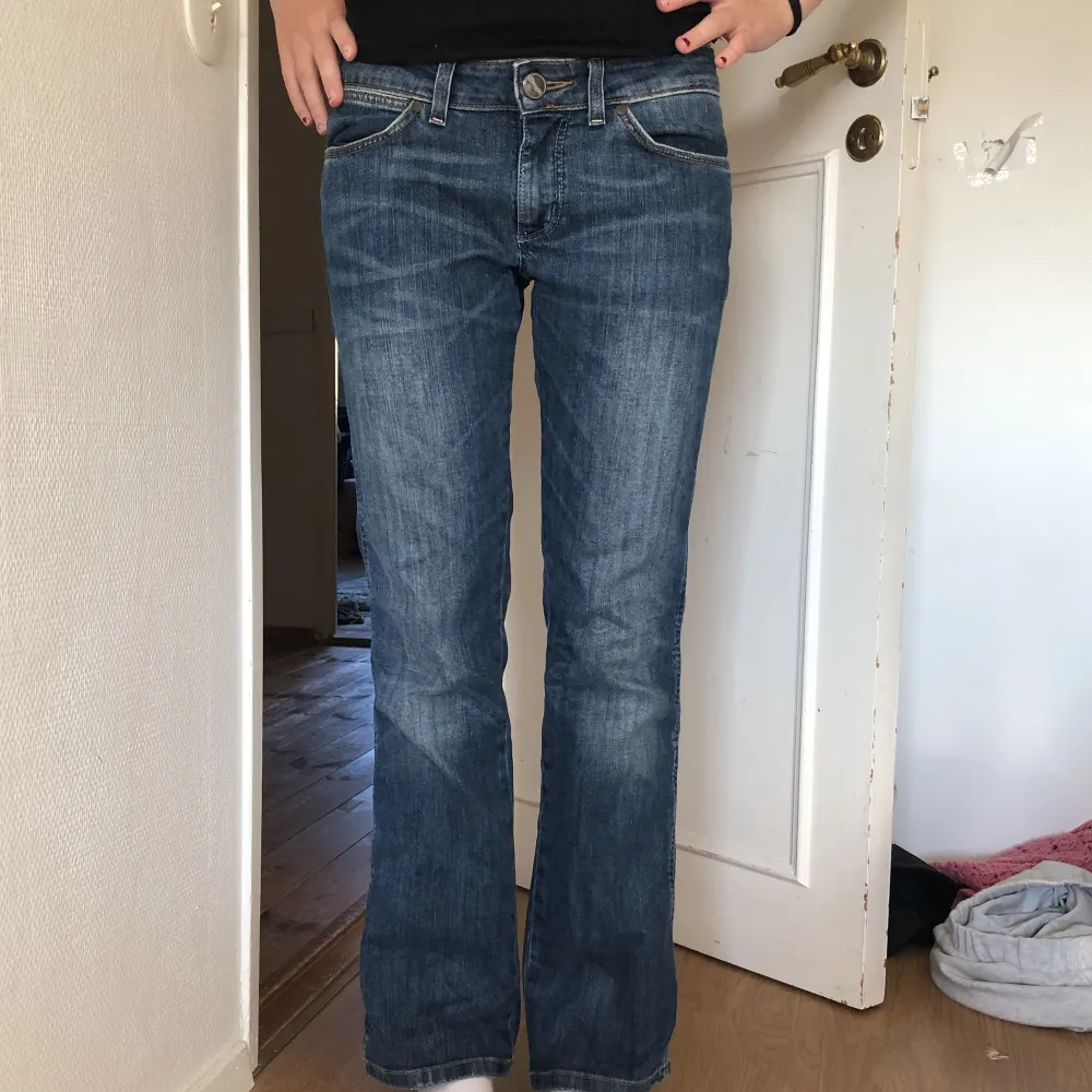 Jättefina Wrangler jeans i storlek S. Dem är köpta vintage men ser inte andvända ut. Andvänder inte pågrund av att dem är lite för korta. Frakt ingår inte❤️. Jeans & Byxor.
