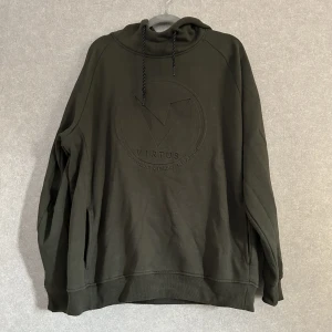 hoodie virtus - grön hoodie från virtus. använd ett fåtal gånger och har inga defekter.