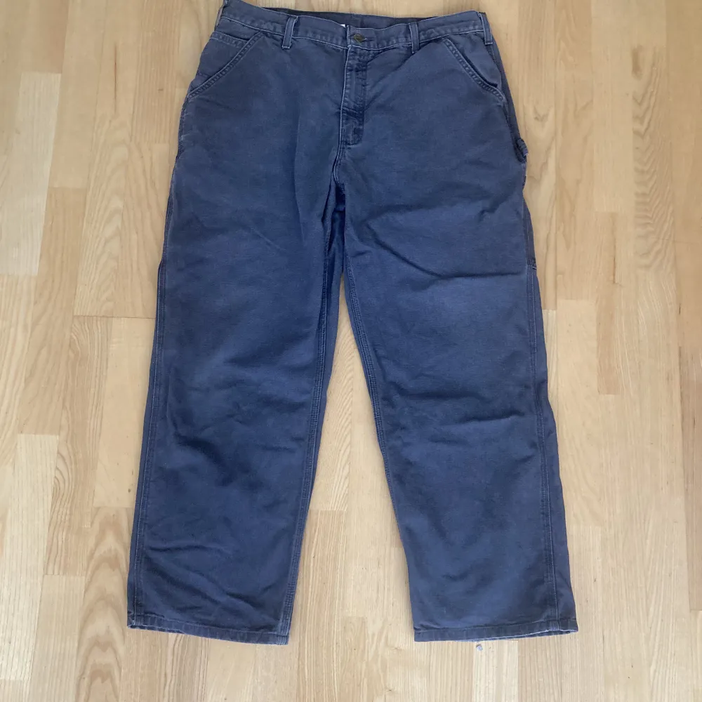 Grå Carhartt jeans i bra skick, knappt använda, Köparen står för frakt . Jeans & Byxor.