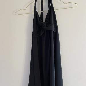 svart klänning med öppen rygg