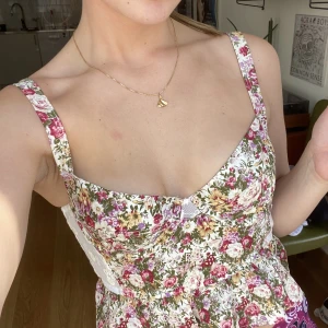 Urban outfitters korsett - Så fin korsett från urban outfitters!! Storlek XS, justerbar för att göra tightare/ lösare. Lite peplum-aktig 