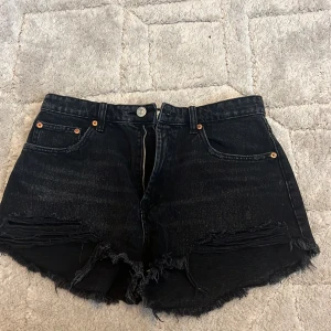 Zara jeansshorts  - Säljer dessa svarta midwaist zara jeansshorts som är helt nya och har aldrig använts och är i väldigt bra skick!