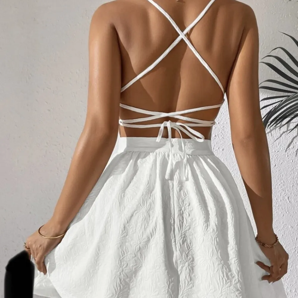 Säljer denna fina vita klänning! Aldrig använd men väldigt bekväm! (Priset går att diskutera). Klänningar.