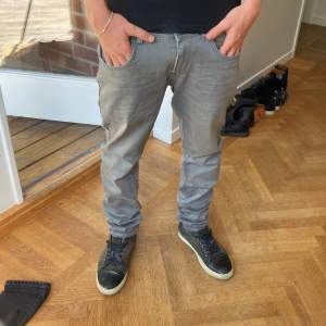 Jeans i as najs material knappt använda  300kr+frakt 