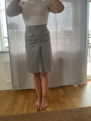 Office skirt - Office bomull kjol, jätte chic och formell i fin beige färg. Används lite, den passar inte mig. Den är ganska tight, med två fickor fram. Dragkedjan på sidan funkar jättebra. storlek 34 (jag är 160cm i bilden). möjligt att passa den med ett bälte.