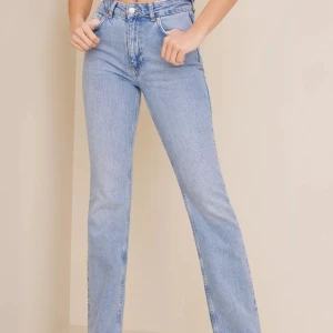 Jeans från Gina Tricot. - Jeans från Gina. Säljer då de inte kommer till användning längre. Skriv för fler bilder!!🩵