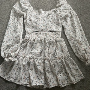 Set - Blommigt gulligt set med kloj och topp, färgen förekommer inte så bra på första bilden men på den andra ser man bättre. Säljer pågrund av att den inte används. 