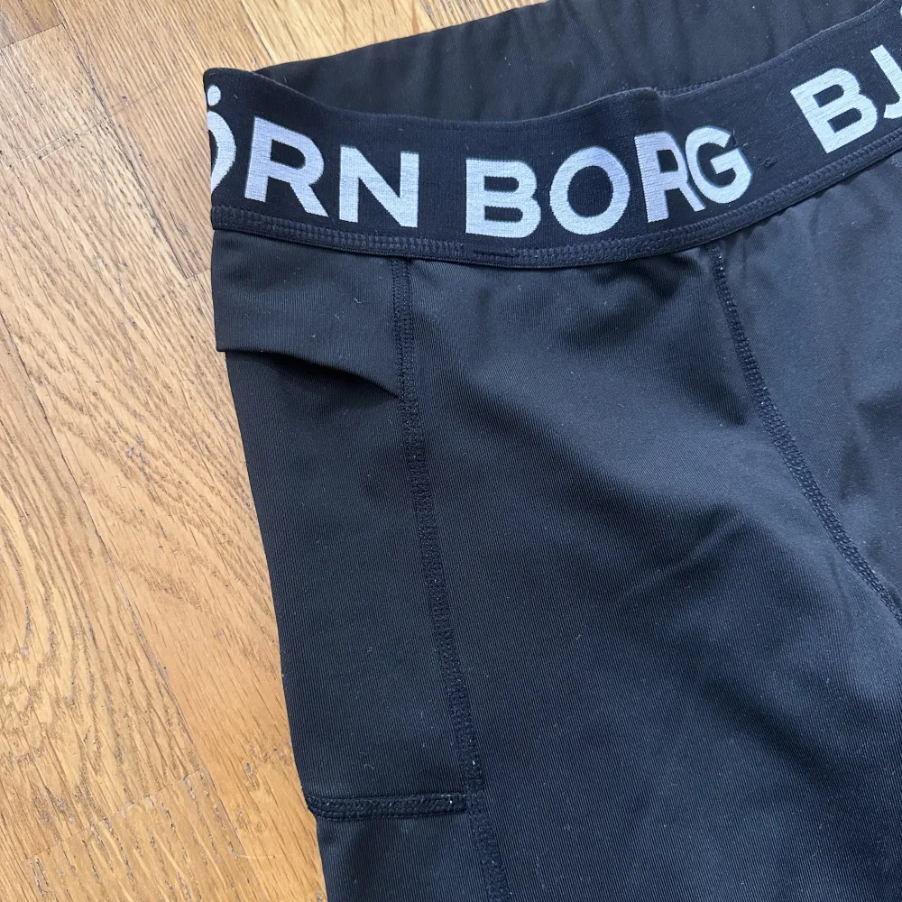 Säljer dessa svarta träningstights från Björn Borg i storlek xs. De har en ficka på höger sida som man kan ha exempelvis sin mobil i! Möts helst upp och då i Stockholm💕. Jeans & Byxor.