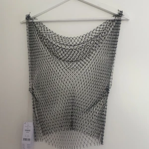 Meshlinne med strass ifrån Gina  - Linné ifrån Gina tricot. Nätlinne ha över ett annat linne. Med små strassstenar Prislapp kvar. Nypris 400:- 