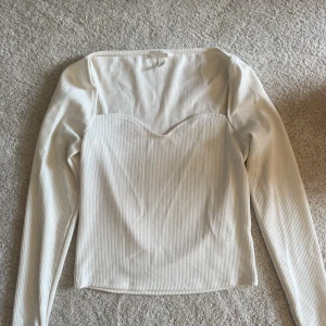 Vit tröja  - Vit tröja från Hm , bra kvalite. Använd en kväll 