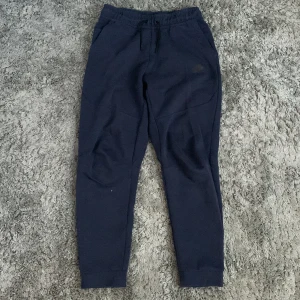 Nike tech byxor - Säljer ett par feta Nike tech byxor i bra skick. Pris kan diskuteras. Ny pris 950 säljer mina för endast 239