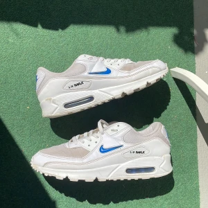 Air Max 90 - Tjena! Jag säljer dessa riktigt sköna air max 90. Jag köpte de på JD sports för 1700kr. Jag har använt de i ca 8 månader. De är i helt ok skick. Har köpt nya skor så behöver it dessa. Kan diskutera pris. Ifall du har några frågor är de bara att skriva. 