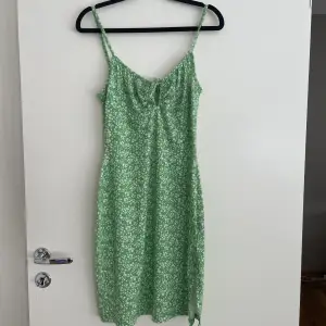 Jätte fin och söt grön sommar klänning. Med knytning där fram. Grönare än på bilderna. Jätte skön, från Nelly köpt förra sommaren använd 1-5 gånger endast