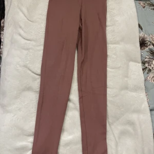 Byxor - Högmidjade thights med lite tjockt tyg Färgen är lite röd aktig  Storlek S