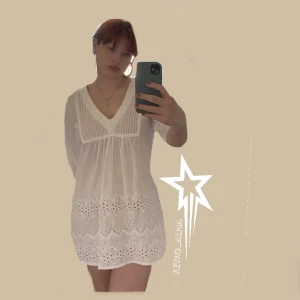 Sommarklänning  - Super söt och somrig klänning från Rosebud! Den sitter kort på mig (172) och är något genomskinlig men den är otroligt fin!❤️‍🔥 Skriv vid frågor, köpare står för frakt!🫶