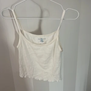 brandy melville kort linne - från brandy melville och är ett creme vitt kort linne!🤍