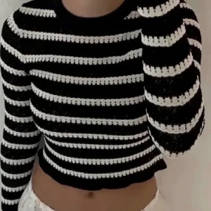 Randig zara tröja - Säljer nu denna populära tröjan från Zara då den blivit för liten. Fint skick! Storlek M men passar XS-M då den formar sig fint. Lånad första bild, skriv för egna eller vid eventuella frågor.🖤