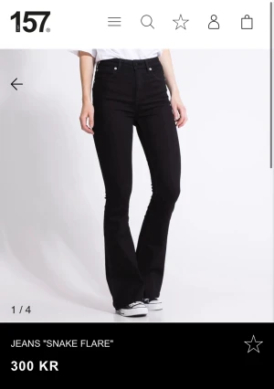 Lager 157 jeans - Säljer för dem har blivit för tajta. Dem är stretchiga och passar bra på mig som är 170. Skulle också säga att dem sitter som en XS/S. Köpte för 300 säljer för 60