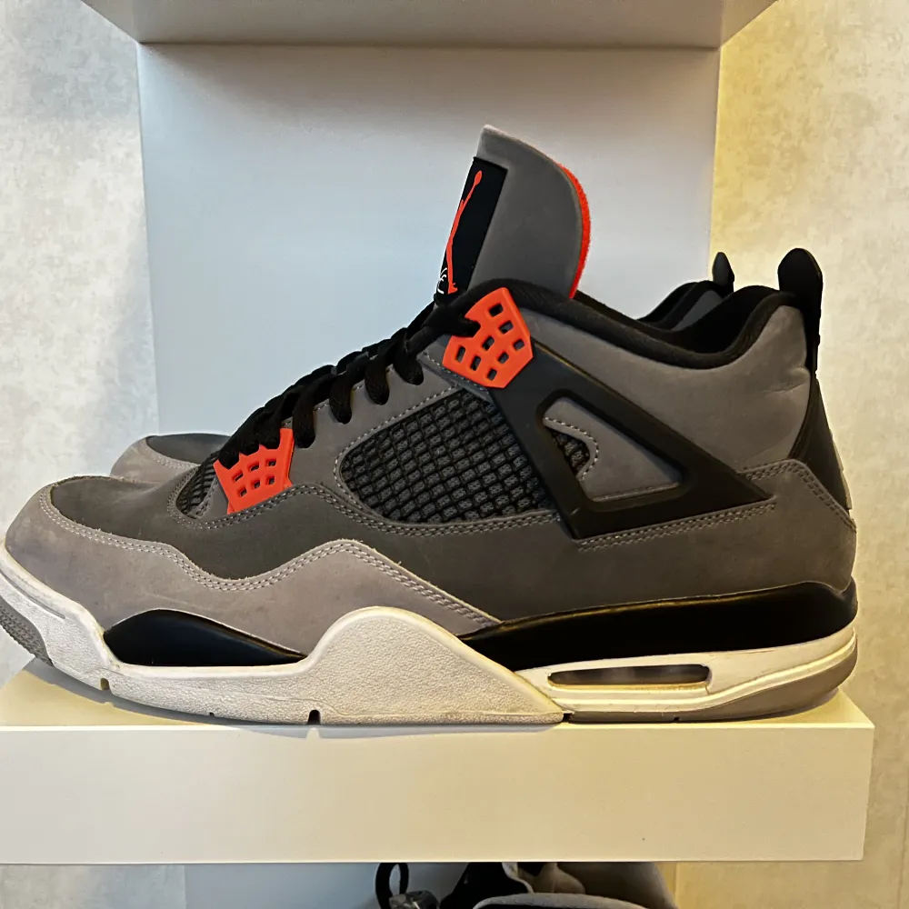Otroligt fina Jordan 4 självklart äkta med bevis, knappt använda pga att jag inte har någon användning utav dom. Prisk går att diskutera. Skriv om ni vill ha fler bilder.. Kengät.