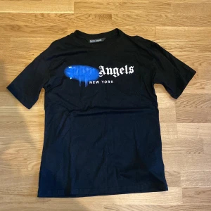 Palm angels t-shirt S/M - Säljer min palm angels t-shirt som tyvvär har blivit för liten. Storlek S/M.  Säljer för VÄLDIGT billigt pris i och med att den går för nästan 2000kr på nätet. Skick: 9/10