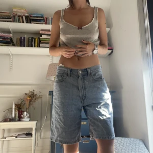 Långa Levis shorts💘 - Kommer tyvärr inte till användning! Dock supertrendiga och perfekta till sommaren🎀 Jag är en storlek S i byxor! 