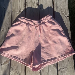Shorts - Mjukisshorts i stretchigt material, använda ett fåtal gånger men ser ut som när jag köpte dem. I storlek 38✨