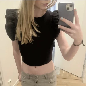 zara topp - jättefin zara topp! älskar den och är i topp skick💓  slutsåld och eftersökt! orginalpriset: 149kr mitt pris: 99kr🤑 ‼️TRYCK EJ  PÅ KÖP NU ‼️