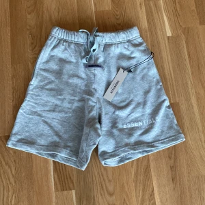 Essentials shorts S/M - Säljer ett par Essentials shorts som tyvvär inte passade.  Skick 9/10