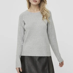 Stickad tröja - Säljer mina gråa tröja från Vero Moda i storlek s då den är lite stor på mig