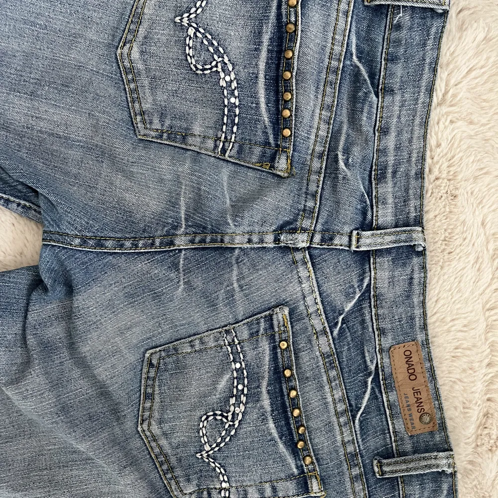 Sjukt coola lågmidjade jeans med detaljer både fram och bak. Jeansen är i mycket bra skick. Midja: 39cm, Innerbensmått: 71cm. Jeans & Byxor.