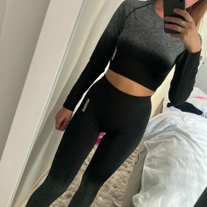 Gymshark träningsset - Säljer detta snygga set från gymshark som bara legat i garderoben på senaste. Tröjan är storlek S och tightsen är storlek XS. Går att köpa tillsammans för 350kr eller 200kr per del + frakt.