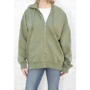 Säljer denna super sköna zip-up hoodien från Brandy Melville. Hoodien är köpt för 500kr på Brandy Melville hemsidan och passar alla storlekar upp till XL⭐️