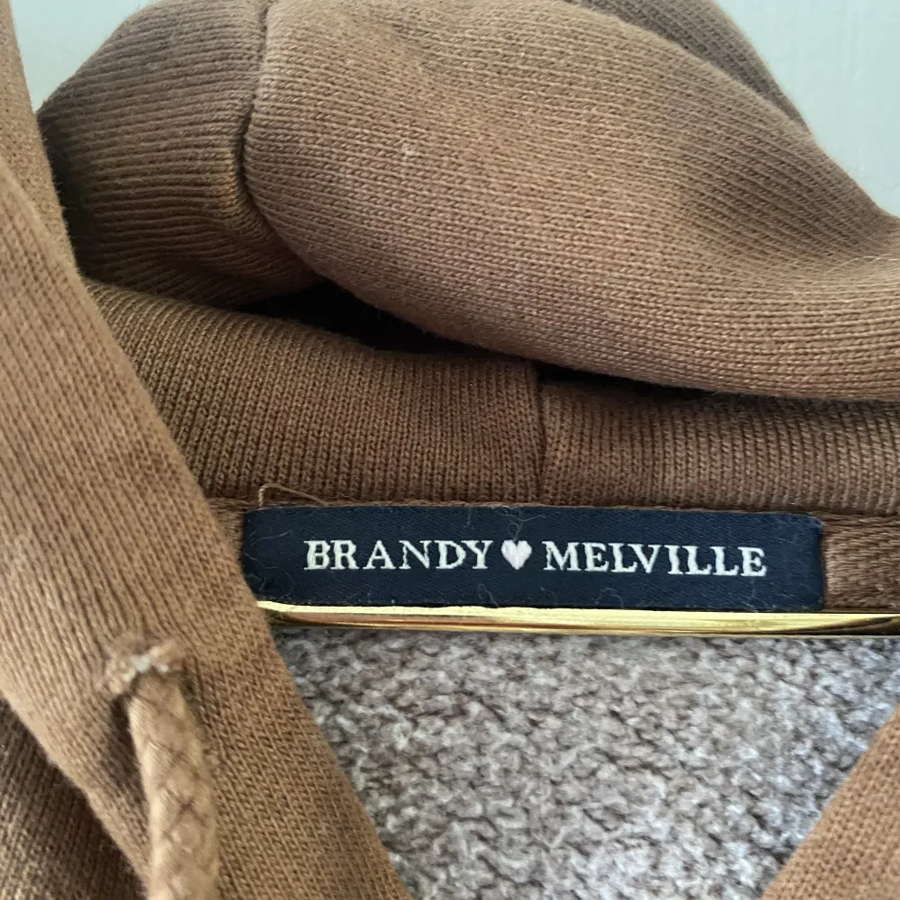 Säljer denna super sköna zip-up hoodien från Brandy Melville. Säljer för att den in längre passar min stil. Tröjan är köpt för 500kr på Brandy Melville hemsidan och passar alla storlekar upp till XL⭐️. Hoodies.