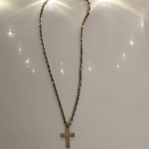 Halsband  - Silvrit fin halsband, använt några gånger, 