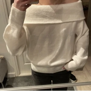 Off sholder tröja - Super fin stickad off sholder tröja. Bra skick. Storlek s. Hör av er om ni har frågor?💓