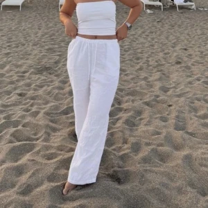 Linnebyxor  - Säljer mina oanvända vita linnebyxor🌸säljer då jag redan har liknande💗stl s🌸tryck inte på köp nu