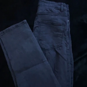 Grå jeans  - Grå jeans, raka hela vägen ner i benen. 