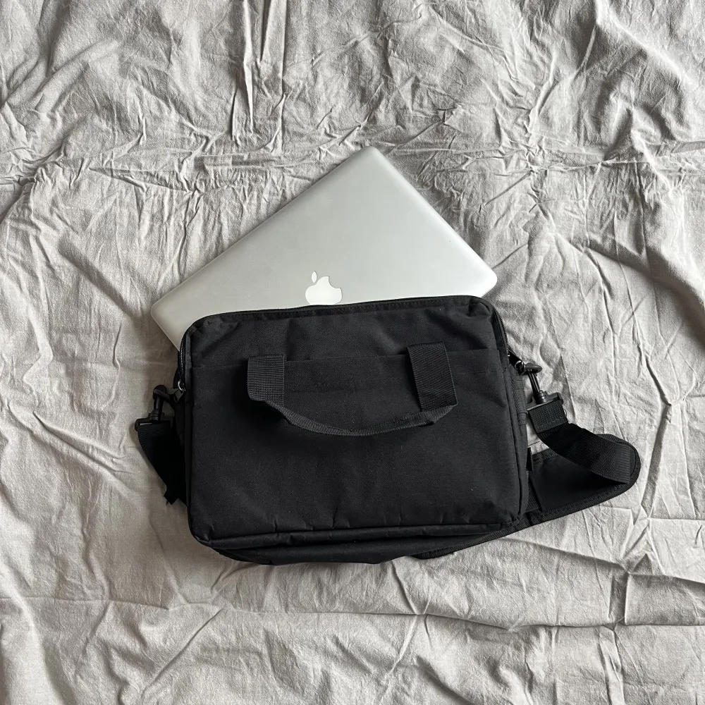 Go liten axelremsväska som rymmer en 13-tums laptop. Många fack!   . Väskor.