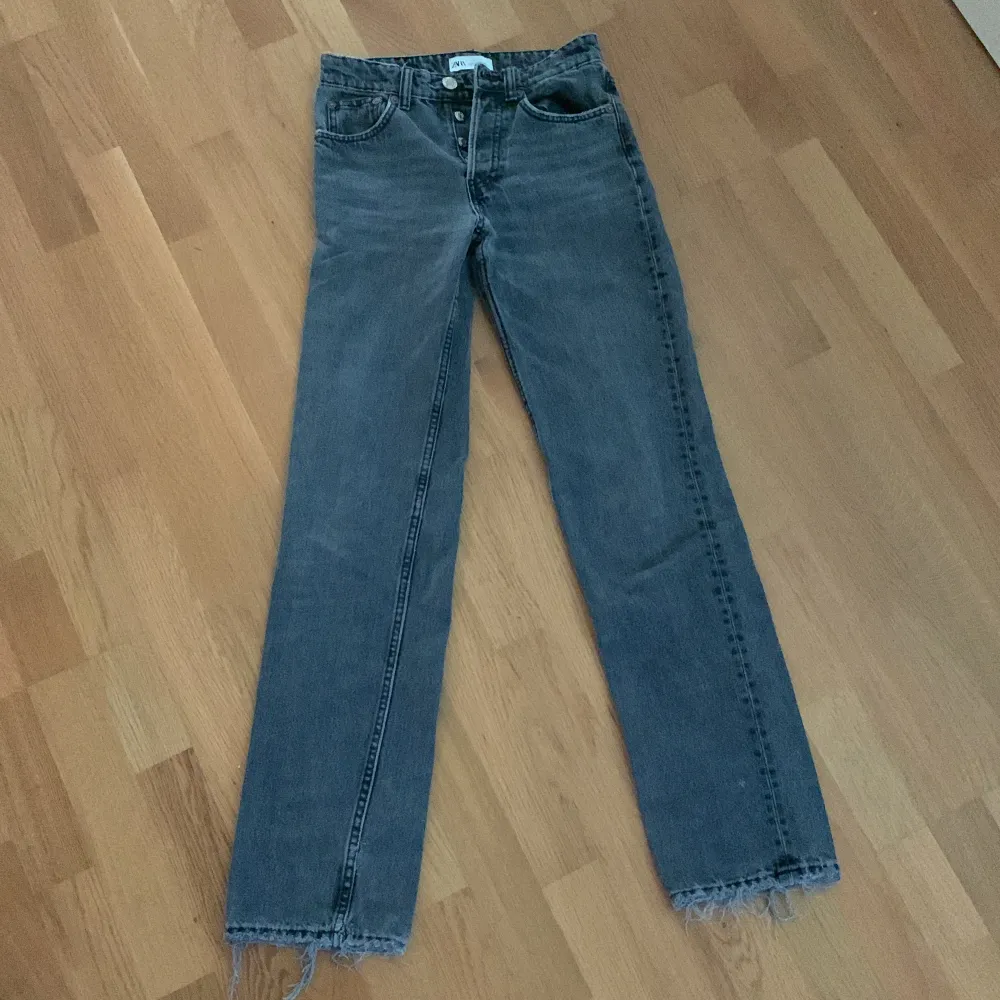 Jätte fina jeans från zara som tyvärr inte passar längre.  Det finns några små hål men inget man tänker på💗. Jeans & Byxor.