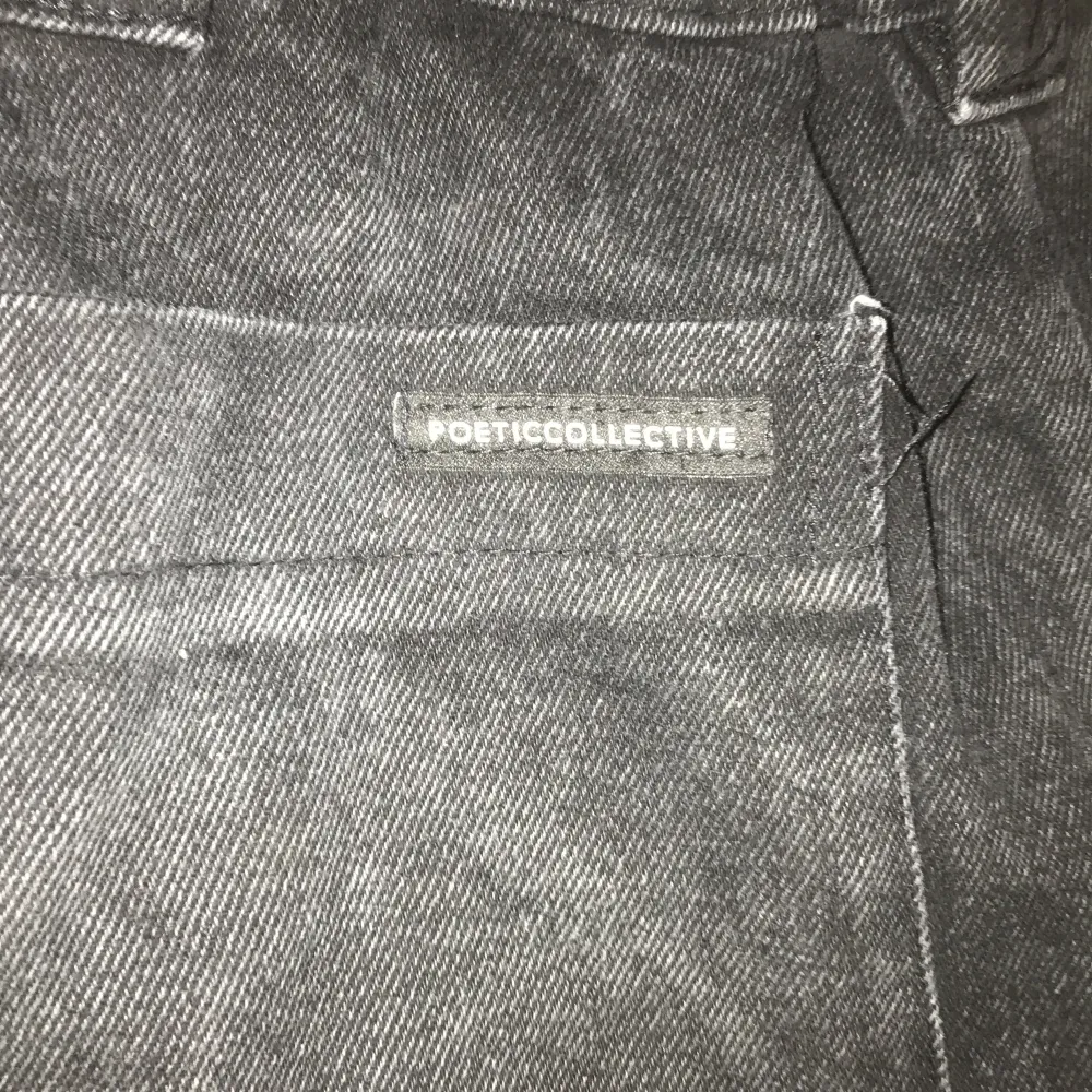 Ett bar poetic byxor som är väldigt slitna. Köpta förra året på junkyard org pris 900. Jeans & Byxor.