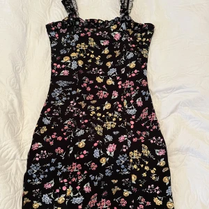 Blommig klänning - Blommig klänning från hm. Obs: har sytt upp pyttelite på banden för de var jättelånga, men det syns inte. 