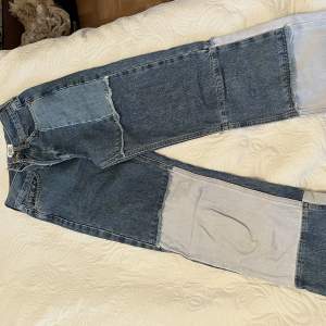 Patched jeans som är lite smutsiga längst ner (skulle säga att d går bort i tvätten) som jag inte använt på några år. 
