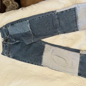 Jeans  - Patched jeans som är lite smutsiga längst ner (skulle säga att d går bort i tvätten) som jag inte använt på några år. 