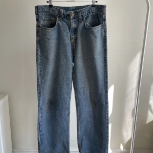 Carhartt jeans - Goa carhartt brallor i bra skick förutom lite slitage i hälen. Storlek 34x32 relaxed fit 