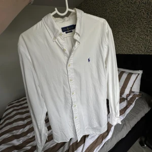 ralph lauren skjorta - super fin vit skjorta från ralph lauren, inga deffekter och sparsamt använd.