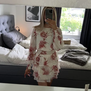 Vit blommig klänning - Jättesöt vit blommig volangklänning, endast använd 2 ggr💞Den är ifrån ginatricot