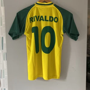 Brasilien Rivaldo - Det är en fake tröja i 10/10 skick som inte används mer än 5 gånger. Den är storlek S men passar nog XS.
